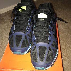 NIKE AIR MAX 2011